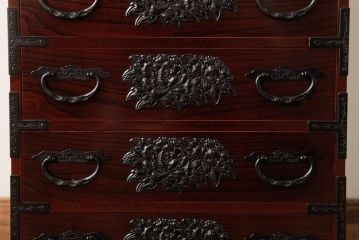 中古　仙台箪笥　門間箪笥店(門間屋)　ケヤキ材　木地呂塗 牡丹をあしらった金具が美しい小箪笥 (収納棚、引き出し)(R-038329)