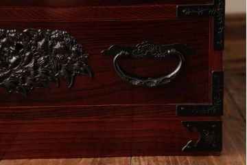 中古　仙台箪笥　門間箪笥店(門間屋)　ケヤキ材　木地呂塗 牡丹をあしらった金具が美しい小箪笥 (収納棚、引き出し)(R-038329)