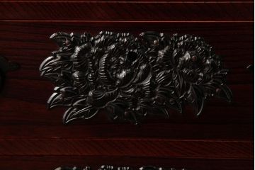 中古　仙台箪笥　門間箪笥店(門間屋)　ケヤキ材　木地呂塗 牡丹をあしらった金具が美しい小箪笥 (収納棚、引き出し)(R-038329)