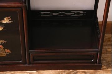 アンティーク家具　時代物　漆塗り　紫檀材　螺鈿と蒔絵の装飾が上品な茶棚(飾り棚、収納棚)(R-038335)