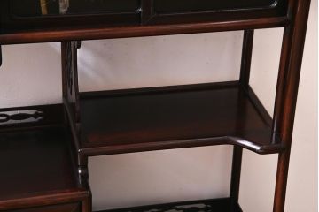 アンティーク家具　時代物　漆塗り　紫檀材　螺鈿と蒔絵の装飾が上品な茶棚(飾り棚、収納棚)(R-038335)