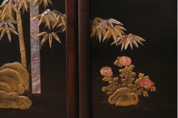 アンティーク家具　時代物　漆塗り　紫檀材　螺鈿と蒔絵の装飾が上品な茶棚(飾り棚、収納棚)(R-038335)