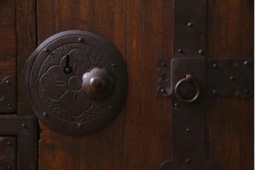 アンティーク家具　前面桐材　味わい深い木肌が魅力的な最上箪笥(ローボード、ローチェスト、衣装箪笥、桐箪笥、桐たんす)(R-038344)