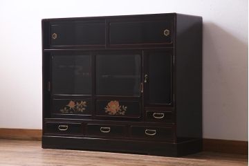 中古　工芸家具　桐材　漆・溜塗り　蒔絵の牡丹が美しい茶箪笥(タンス、飾り棚、桐箪笥、桐たんす)(定価約90万円)(R-038345)