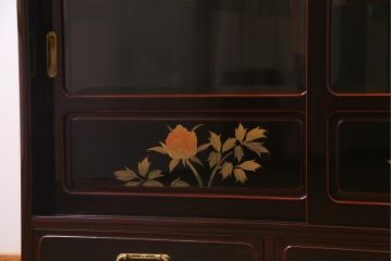 中古　工芸家具　桐材　漆・溜塗り　蒔絵の牡丹が美しい茶箪笥(タンス、飾り棚、桐箪笥、桐たんす)(定価約90万円)(R-038345)
