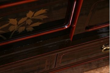 中古　工芸家具　桐材　漆・溜塗り　蒔絵の牡丹が美しい茶箪笥(タンス、飾り棚、桐箪笥、桐たんす)(定価約90万円)(R-038345)