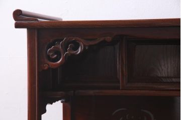 アンティーク家具　総ケヤキ材　上手物　個性的な意匠が目を惹く漆塗りの茶棚(飾り棚、戸棚)(R-038347)