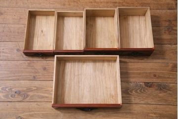 アンティーク家具　総ケヤキ材　上手物　個性的な意匠が目を惹く漆塗りの茶棚(飾り棚、戸棚)(R-038347)