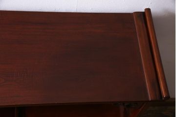 アンティーク家具　総ケヤキ材　上手物　個性的な意匠が目を惹く漆塗りの茶棚(飾り棚、戸棚)(R-038347)