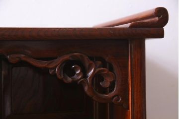 アンティーク家具　総ケヤキ材　上手物　個性的な意匠が目を惹く漆塗りの茶棚(飾り棚、戸棚)(R-038347)