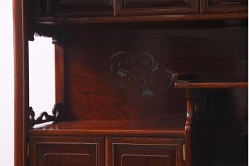 アンティーク家具　総ケヤキ材　上手物　個性的な意匠が目を惹く漆塗りの茶棚(飾り棚、戸棚)(R-038347)