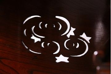 アンティーク家具　総ケヤキ材　上手物　個性的な意匠が目を惹く漆塗りの茶棚(飾り棚、戸棚)(R-038347)
