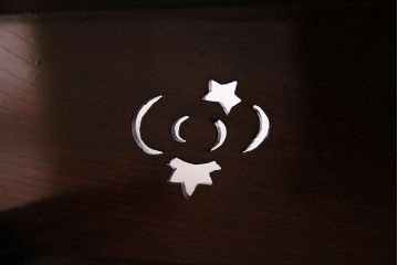 アンティーク家具　総ケヤキ材　上手物　個性的な意匠が目を惹く漆塗りの茶棚(飾り棚、戸棚)(R-038347)
