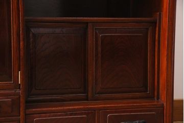 アンティーク家具　総ケヤキ材　上手物　個性的な意匠が目を惹く漆塗りの茶棚(飾り棚、戸棚)(R-038347)