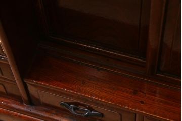 アンティーク家具　総ケヤキ材　上手物　個性的な意匠が目を惹く漆塗りの茶棚(飾り棚、戸棚)(R-038347)