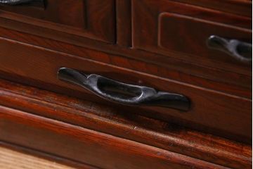 アンティーク家具　総ケヤキ材　上手物　個性的な意匠が目を惹く漆塗りの茶棚(飾り棚、戸棚)(R-038347)