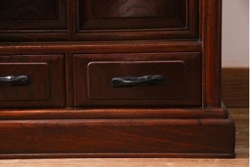 アンティーク家具　総ケヤキ材　上手物　個性的な意匠が目を惹く漆塗りの茶棚(飾り棚、戸棚)(R-038347)