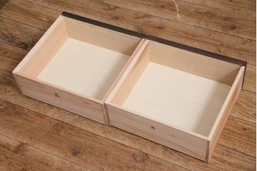 ラフジュ工房オリジナル　古建具リメイク　気泡ガラス・ダイヤガラス　くすみのあるペイントがお洒落な脚付きブックケース(本箱、収納棚、キャビネット)(R-038349)
