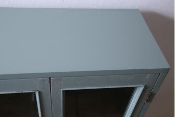 ラフジュ工房オリジナル　古建具リメイク　気泡ガラス・ダイヤガラス　くすみのあるペイントがお洒落な脚付きブックケース(本箱、収納棚、キャビネット)(R-038349)