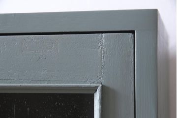 ラフジュ工房オリジナル　古建具リメイク　気泡ガラス・ダイヤガラス　くすみのあるペイントがお洒落な脚付きブックケース(本箱、収納棚、キャビネット)(R-038349)