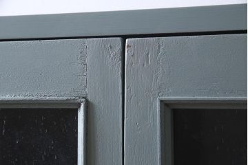 ラフジュ工房オリジナル　古建具リメイク　気泡ガラス・ダイヤガラス　くすみのあるペイントがお洒落な脚付きブックケース(本箱、収納棚、キャビネット)(R-038349)