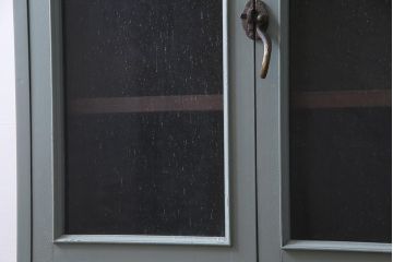 ラフジュ工房オリジナル　古建具リメイク　気泡ガラス・ダイヤガラス　くすみのあるペイントがお洒落な脚付きブックケース(本箱、収納棚、キャビネット)(R-038349)