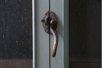 ラフジュ工房オリジナル　古建具リメイク　気泡ガラス・ダイヤガラス　くすみのあるペイントがお洒落な脚付きブックケース(本箱、収納棚、キャビネット)(R-038349)