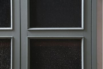 ラフジュ工房オリジナル　古建具リメイク　気泡ガラス・ダイヤガラス　くすみのあるペイントがお洒落な脚付きブックケース(本箱、収納棚、キャビネット)(R-038349)