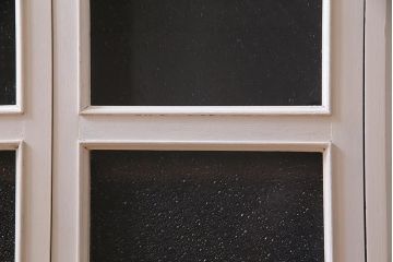 ラフジュ工房オリジナル　古建具リメイク　気泡ガラス・ダイヤガラス　ナチュラルなペイントがお洒落なブックケース(本箱、収納棚、キャビネット)(R-038350)
