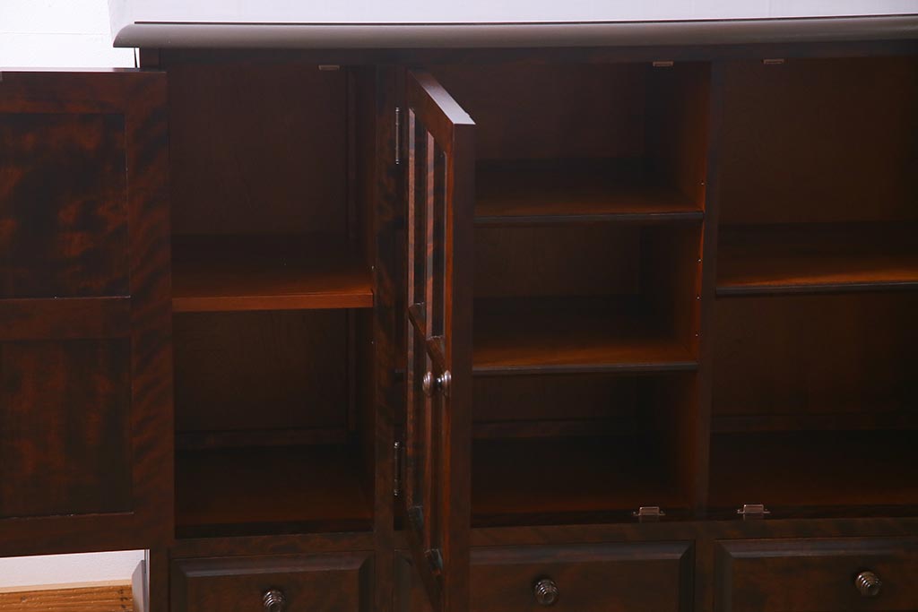 中古　北海道民芸家具　#138　落ち着いた色味のクラシカルなサイドボード(キャビネット、収納棚、戸棚)(R-038352)