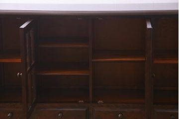 中古　北海道民芸家具　#138　落ち着いた色味のクラシカルなサイドボード(キャビネット、収納棚、戸棚)(R-038352)