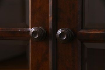 中古　北海道民芸家具　#138　落ち着いた色味のクラシカルなサイドボード(キャビネット、収納棚、戸棚)(R-038352)