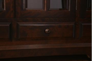 中古　北海道民芸家具　#138　落ち着いた色味のクラシカルなサイドボード(キャビネット、収納棚、戸棚)(R-038352)