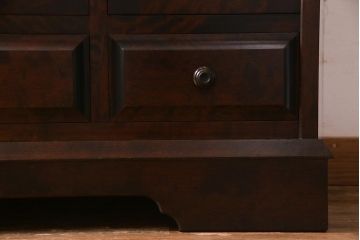 中古　北海道民芸家具　#138　落ち着いた色味のクラシカルなサイドボード(キャビネット、収納棚、戸棚)(R-038352)