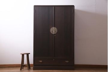 中古　伝統工芸品　田澤謙介作　隠し付き　梅の意匠金具がアクセントになった加茂総桐箪笥(総桐たんす、洋服タンス、衣装タンス)(定価約120万円)(R-038353)