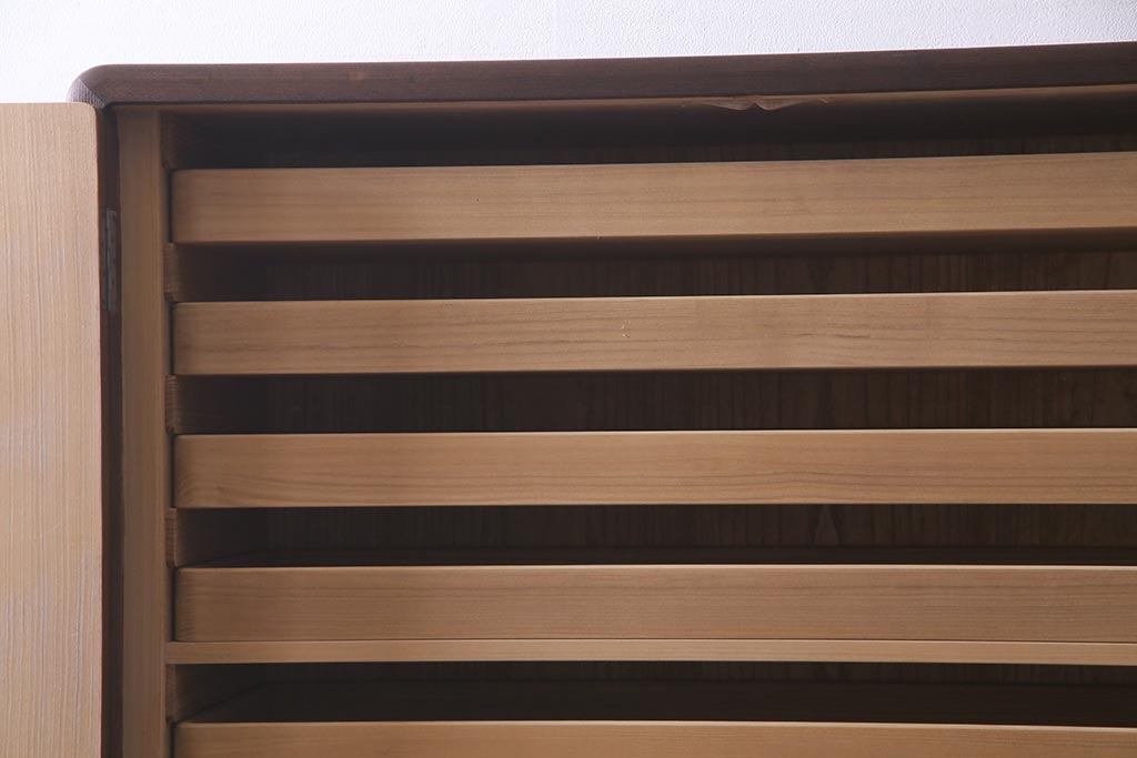 中古　伝統工芸品　田澤謙介作　隠し付き　梅の意匠金具がアクセントになった加茂総桐箪笥(総桐たんす、洋服タンス、衣装タンス)(定価約120万円)(R-038353)