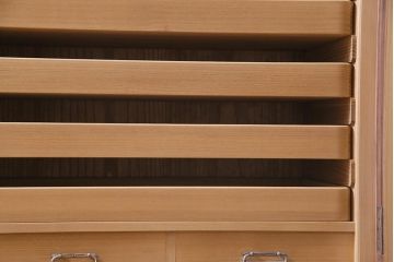 中古　伝統工芸品　田澤謙介作　隠し付き　梅の意匠金具がアクセントになった加茂総桐箪笥(総桐たんす、洋服タンス、衣装タンス)(定価約120万円)(R-038353)