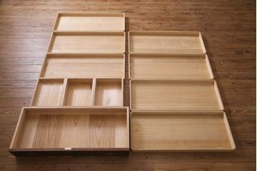 中古　伝統工芸品　田澤謙介作　隠し付き　梅の意匠金具がアクセントになった加茂総桐箪笥(総桐たんす、洋服タンス、衣装タンス)(定価約120万円)(R-038353)