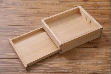 中古　伝統工芸品　田澤謙介作　隠し付き　梅の意匠金具がアクセントになった加茂総桐箪笥(総桐たんす、洋服タンス、衣装タンス)(定価約120万円)(R-038353)