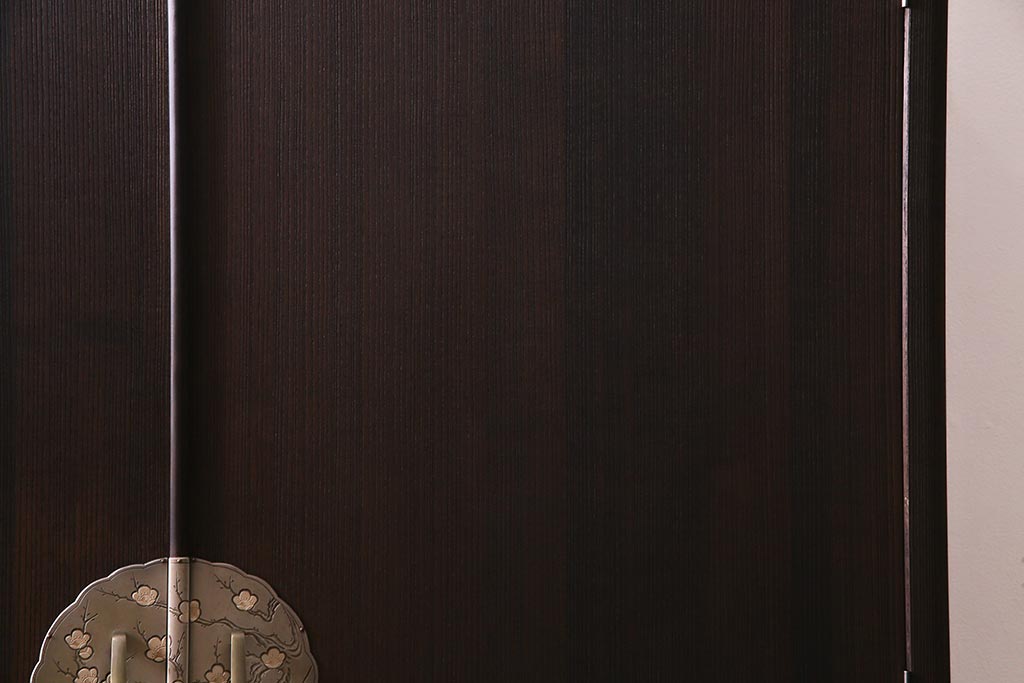 中古　伝統工芸品　田澤謙介作　隠し付き　梅の意匠金具がアクセントになった加茂総桐箪笥(総桐たんす、洋服タンス、衣装タンス)(定価約120万円)(R-038353)