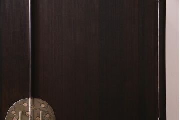 中古　伝統工芸品　田澤謙介作　隠し付き　梅の意匠金具がアクセントになった加茂総桐箪笥(総桐たんす、洋服タンス、衣装タンス)(定価約120万円)(R-038353)