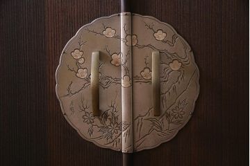 中古　伝統工芸品　田澤謙介作　隠し付き　梅の意匠金具がアクセントになった加茂総桐箪笥(総桐たんす、洋服タンス、衣装タンス)(定価約120万円)(R-038353)