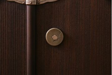 中古　伝統工芸品　田澤謙介作　隠し付き　梅の意匠金具がアクセントになった加茂総桐箪笥(総桐たんす、洋服タンス、衣装タンス)(定価約120万円)(R-038353)