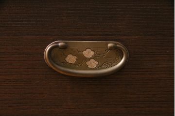 中古　伝統工芸品　田澤謙介作　隠し付き　梅の意匠金具がアクセントになった加茂総桐箪笥(総桐たんす、洋服タンス、衣装タンス)(定価約120万円)(R-038353)