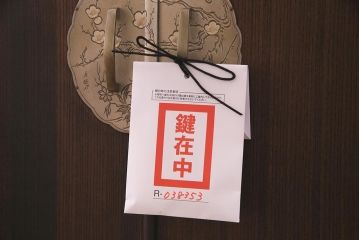 中古　伝統工芸品　田澤謙介作　隠し付き　梅の意匠金具がアクセントになった加茂総桐箪笥(総桐たんす、洋服タンス、衣装タンス)(定価約120万円)(R-038353)