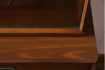 ヴィンテージ家具　SINGER FURNITURE(DREXEL HERITAGE)　モダンなキャビネット(食器棚、収納棚、ビンテージ)(R-038354)