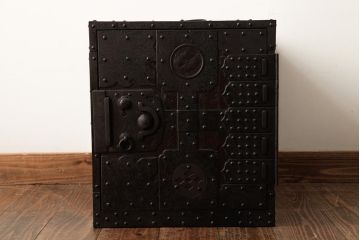 アンティーク家具　古民具・骨董　江戸明治期　総桐材　重厚感漂う船箪笥(舟箪笥、掛硯型、懸硯型、小引き出し、桐箪笥、桐たんす)(R-038357)
