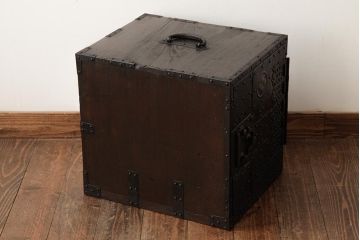 アンティーク家具　古民具・骨董　江戸明治期　総桐材　重厚感漂う船箪笥(舟箪笥、掛硯型、懸硯型、小引き出し、桐箪笥、桐たんす)(R-038357)