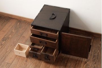 アンティーク家具　古民具・骨董　江戸明治期　総桐材　重厚感漂う船箪笥(舟箪笥、掛硯型、懸硯型、小引き出し、桐箪笥、桐たんす)(R-038357)
