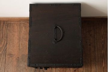 アンティーク家具　古民具・骨董　江戸明治期　総桐材　重厚感漂う船箪笥(舟箪笥、掛硯型、懸硯型、小引き出し、桐箪笥、桐たんす)(R-038357)
